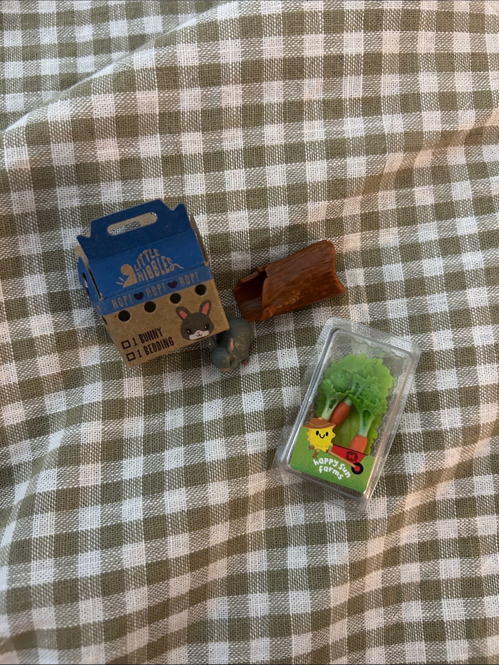 mini verse make it mini animals series 1 dwarf bunny, log, carrier and food